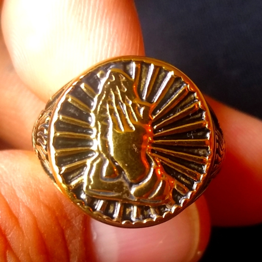Men's size 10 ring with praying hands